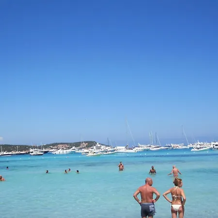 アパートホテル Centro Vacanze Cugnana 3*